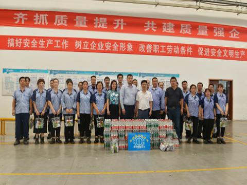 炎炎夏日，，，市总工会送清凉，，，丝丝关爱暖人心