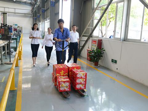 永利集团官网集团工会开展“夏日送清凉”活动